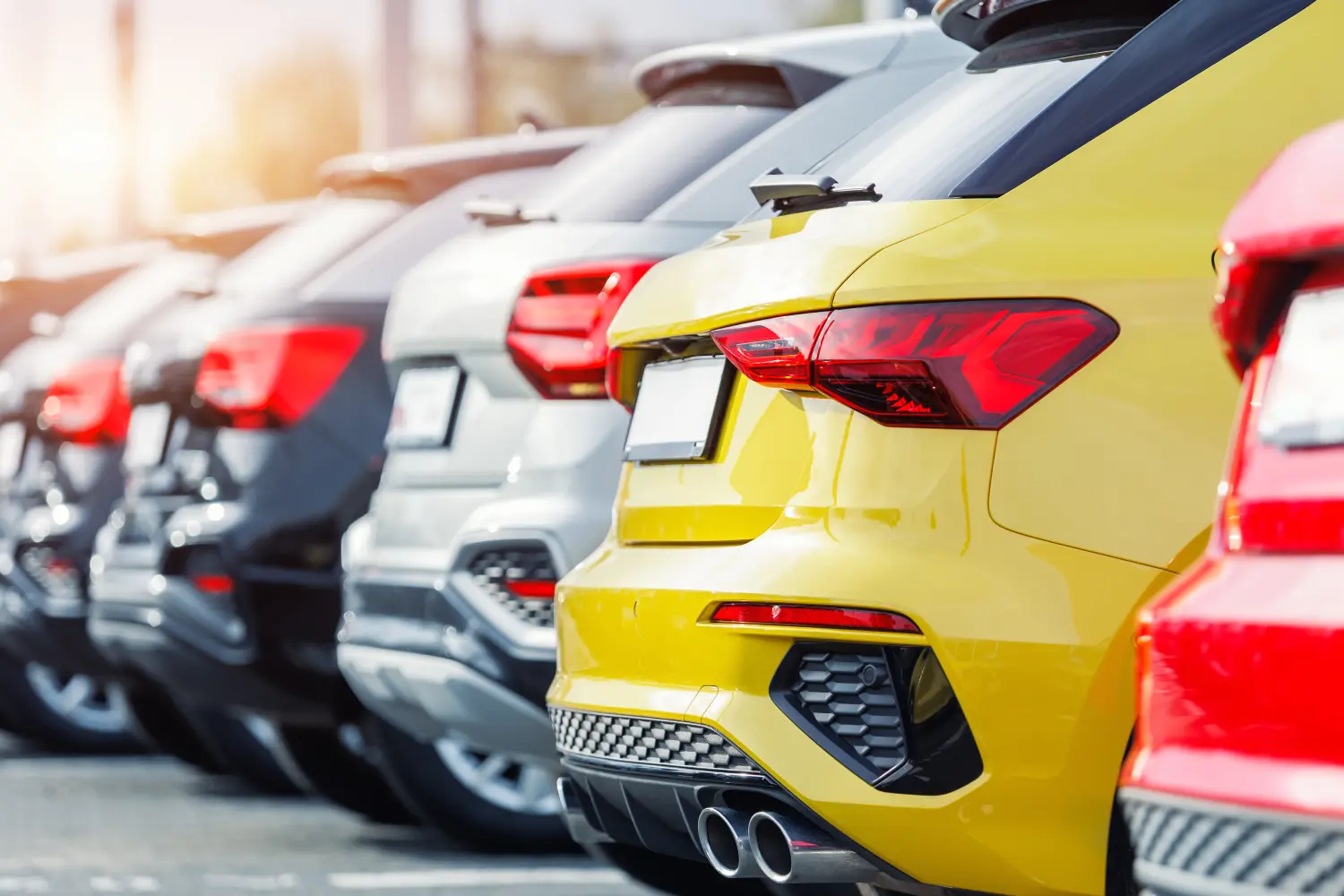 seltener Anblick von Autos in verschiedenen Farben, in einer Reihe geparkt